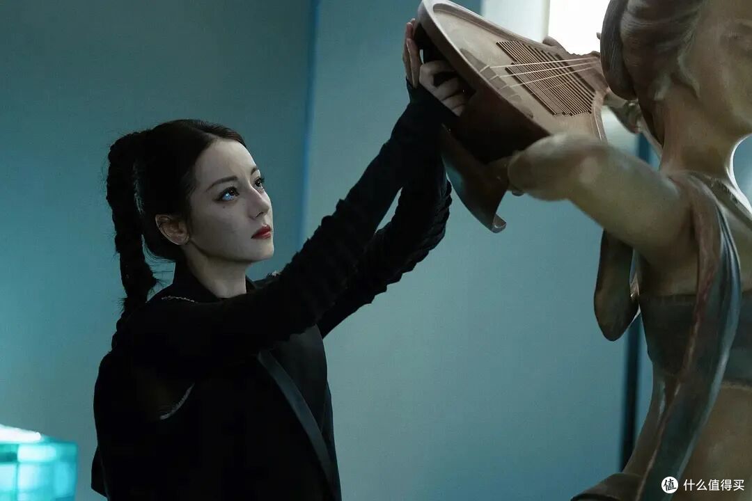 迪丽热巴的“疯刀”美学封神，妆容凸显疏离的氛围感，清冷利落