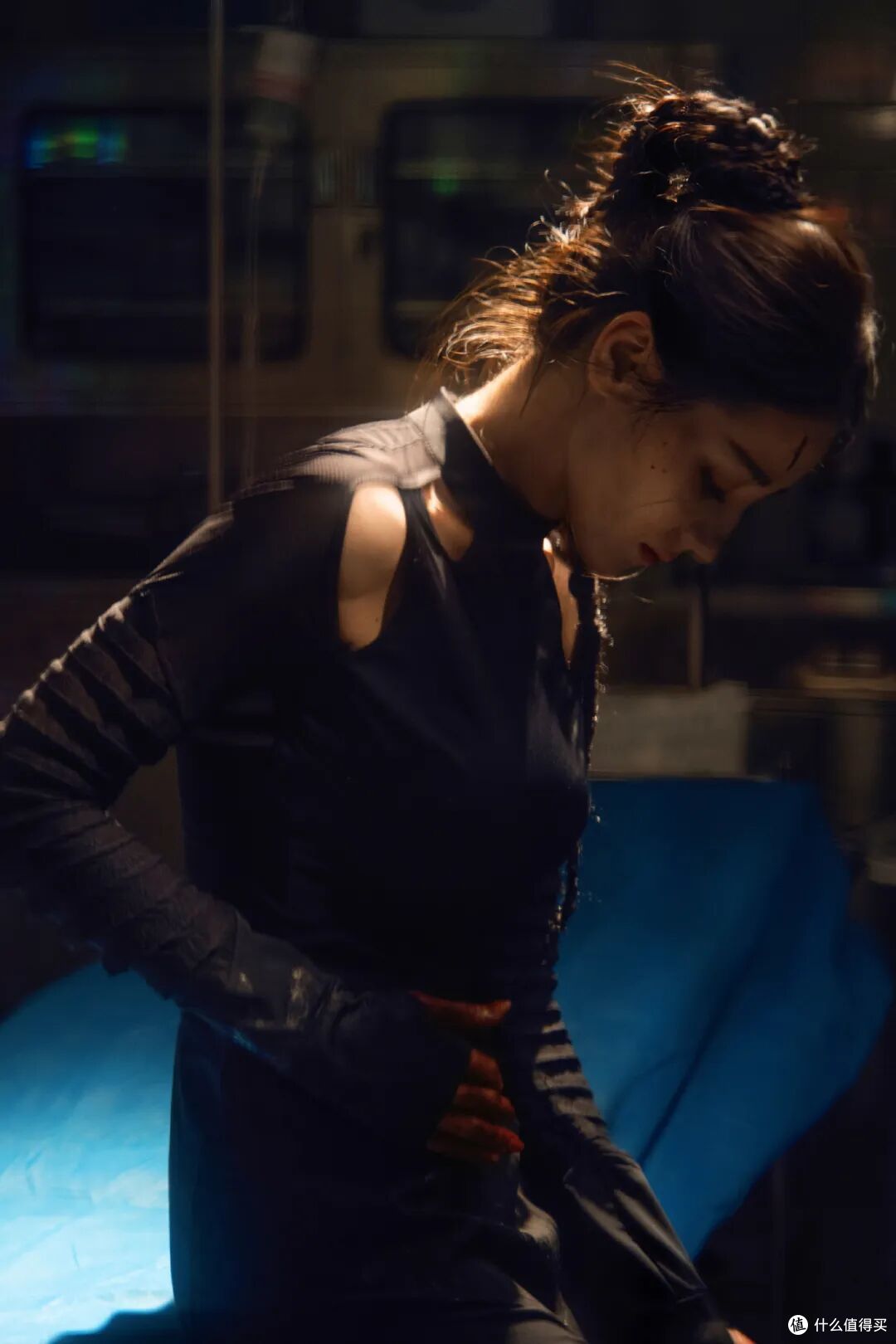 迪丽热巴的“疯刀”美学封神，妆容凸显疏离的氛围感，清冷利落_影视_什么值得买