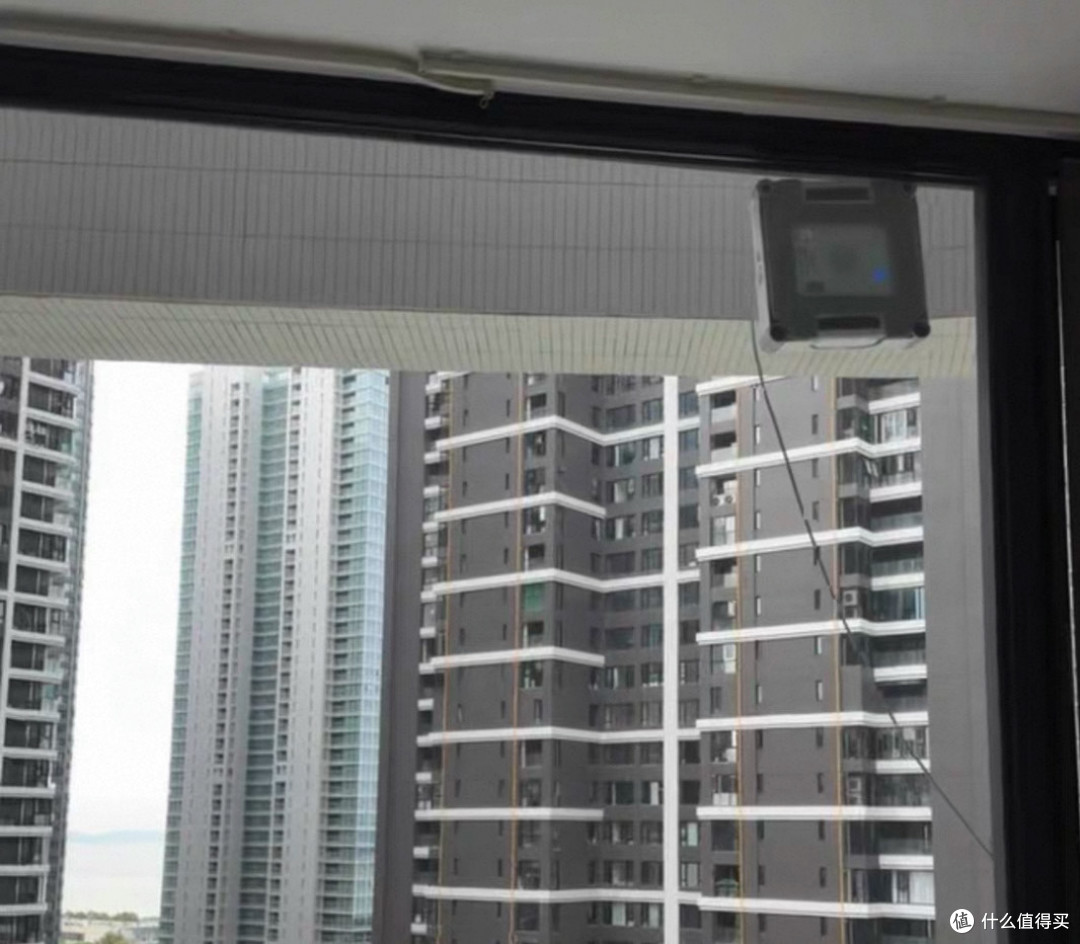 自动擦窗机解决高空清洁难题