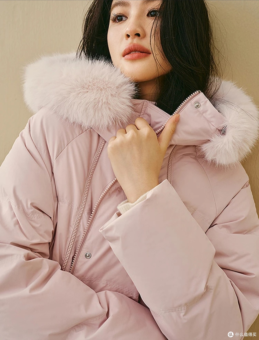冬季穿搭美丽好衣:茵曼可拆卸毛领连帽羽绒服