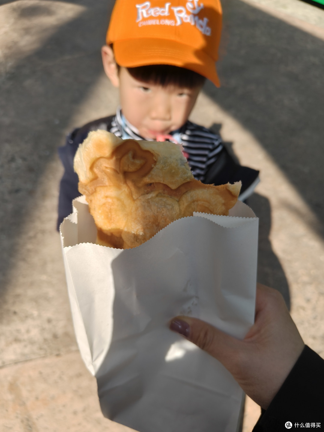 挺大一个的，里面是豆沙馅