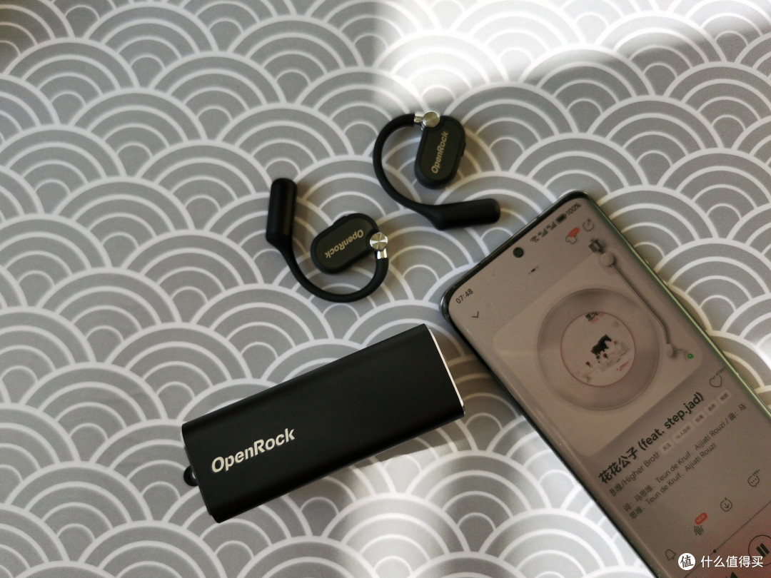 开石 OpenRock X 体验:低音炸裂+48h 续航,戴跑全稳不脱落
