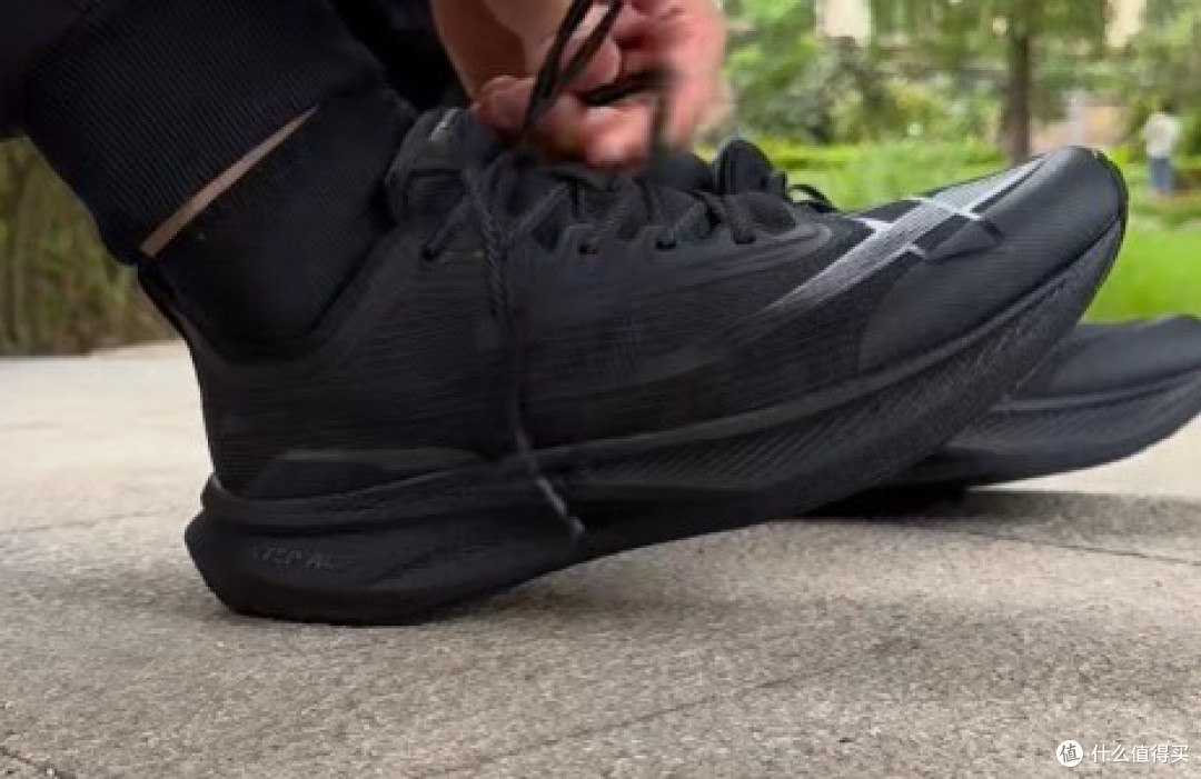 黑武士配色特步跑鞋,适合慢跑