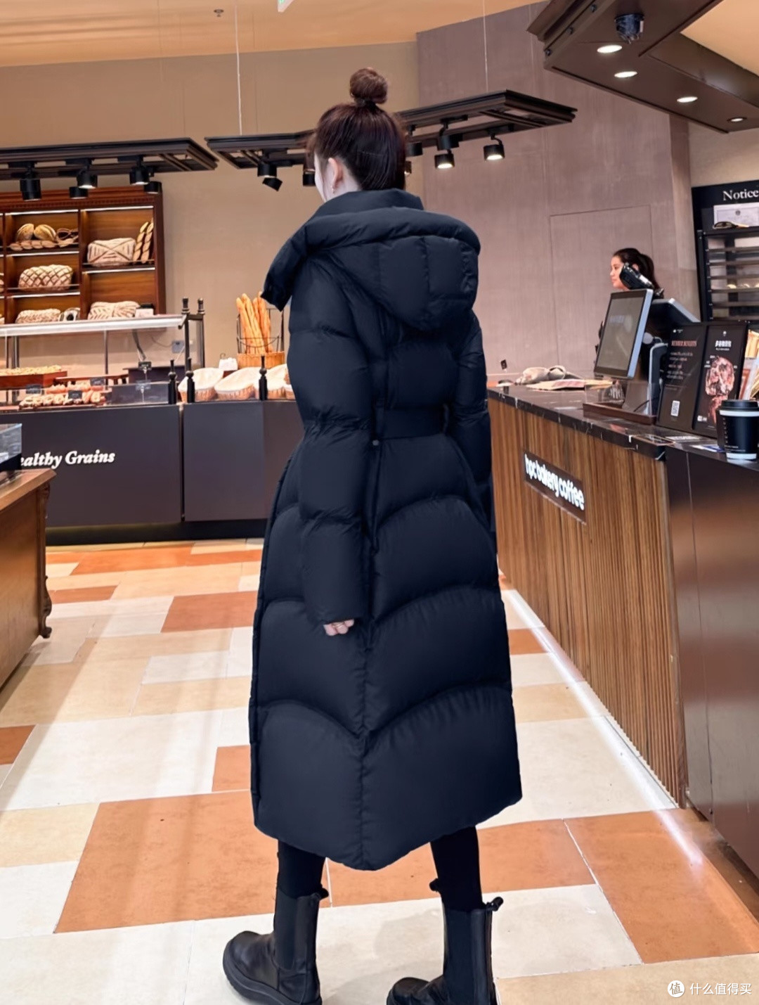 黑色长款鹅绒服,冬日保暖与贵气兼备