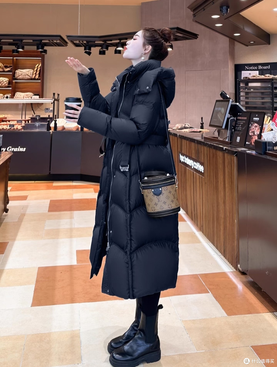 黑色长款鹅绒服,冬日保暖与贵气兼备