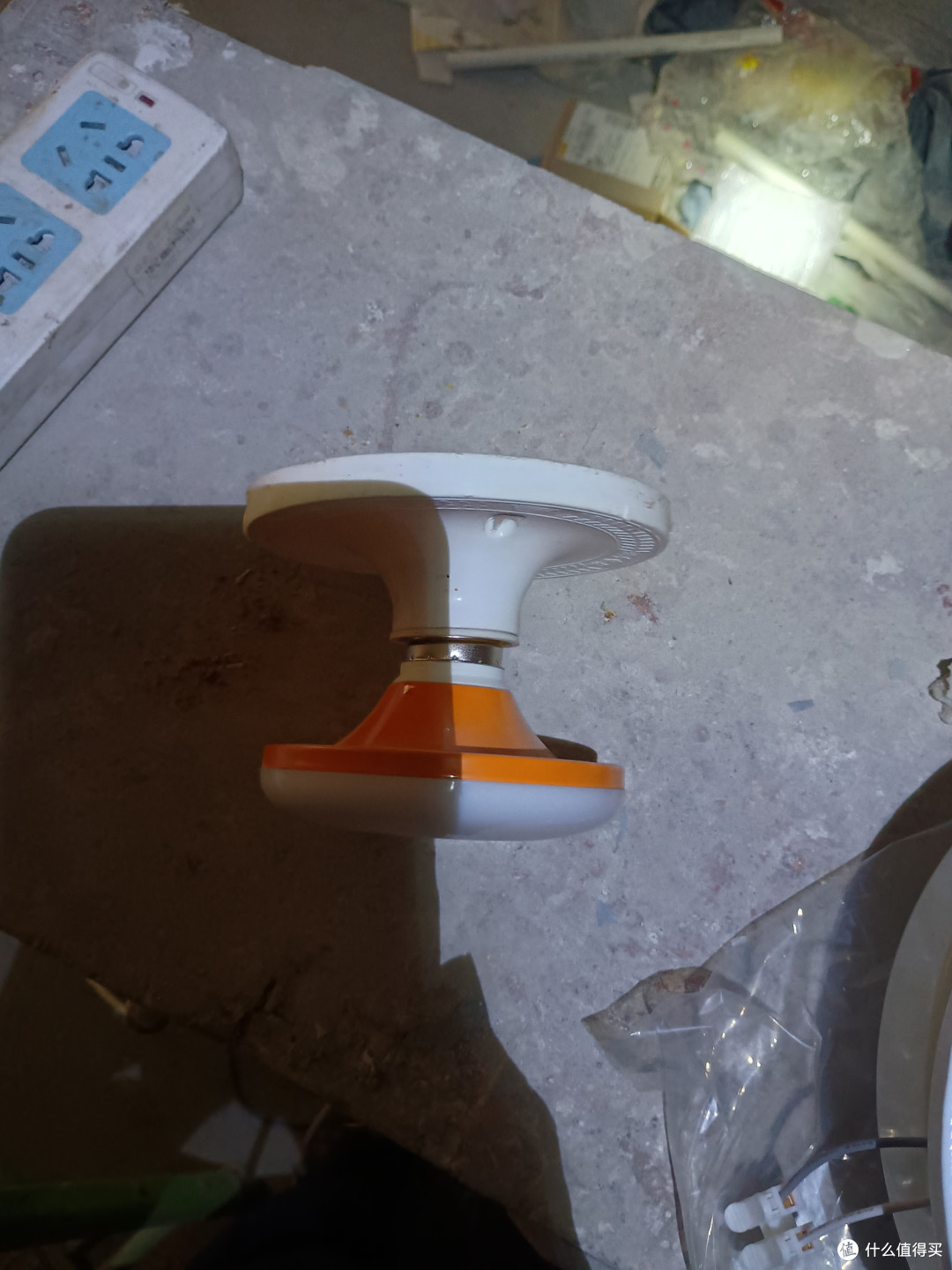 爬梯子把天花上的飞碟灯连灯头一起拆下来