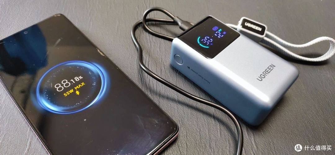 3C认证可上飞机,绿联能量湃Pro55W自带线充电宝,智能数显随时充