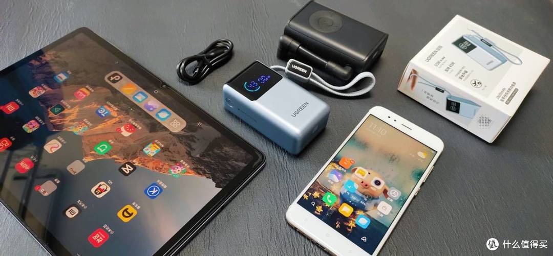3C认证可上飞机,绿联能量湃Pro55W自带线充电宝,智能数显随时充