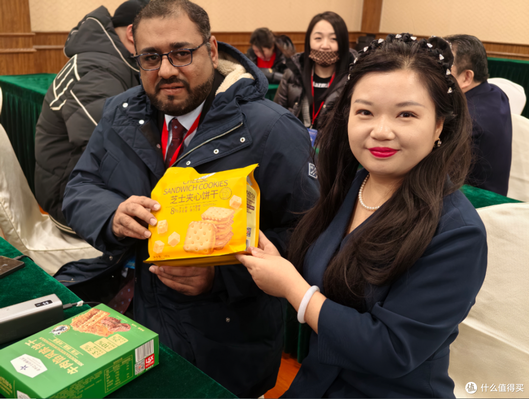 “豪华巴士”总经理明月女士将山姆优品夹心饼干赠予彼得·罗曼