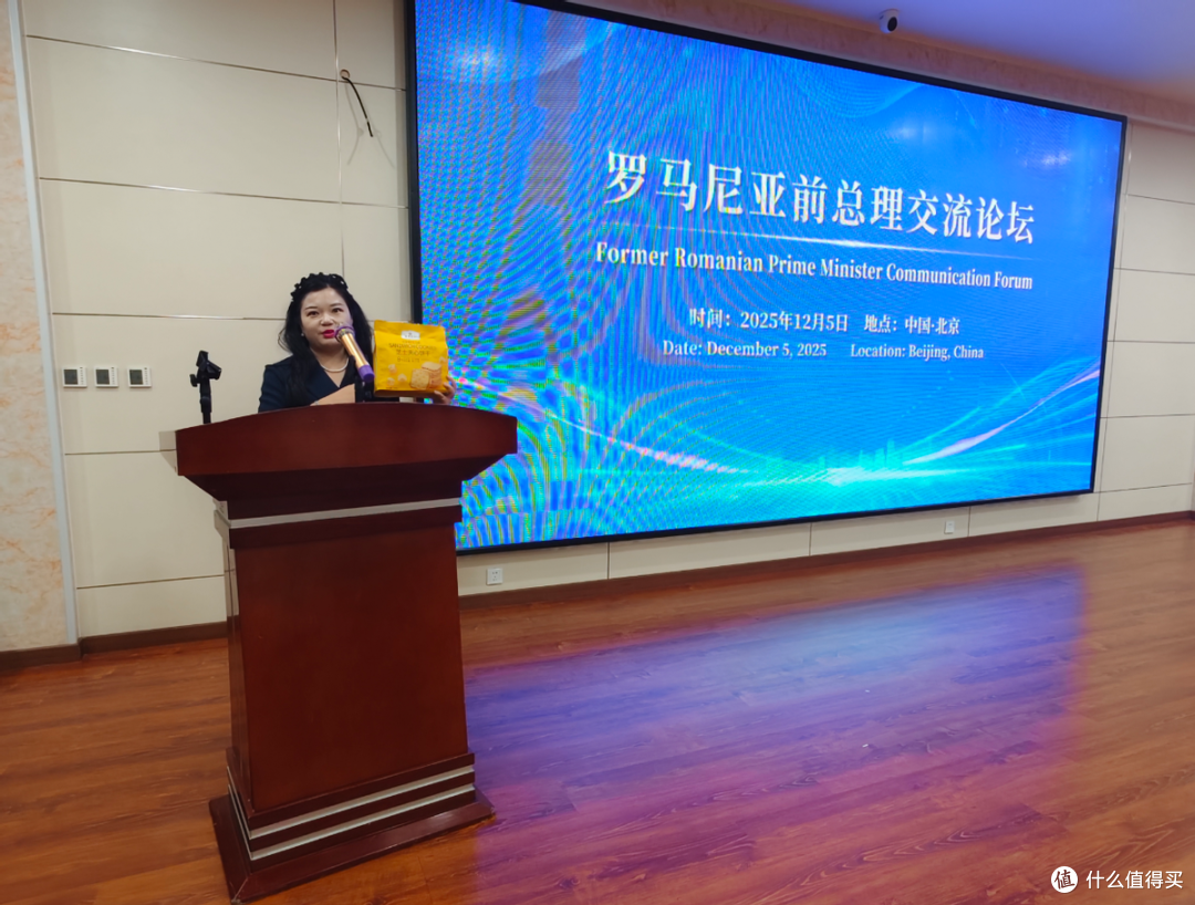“豪华巴士”总经理明月女士将山姆优品夹心饼干赠予彼得·罗曼