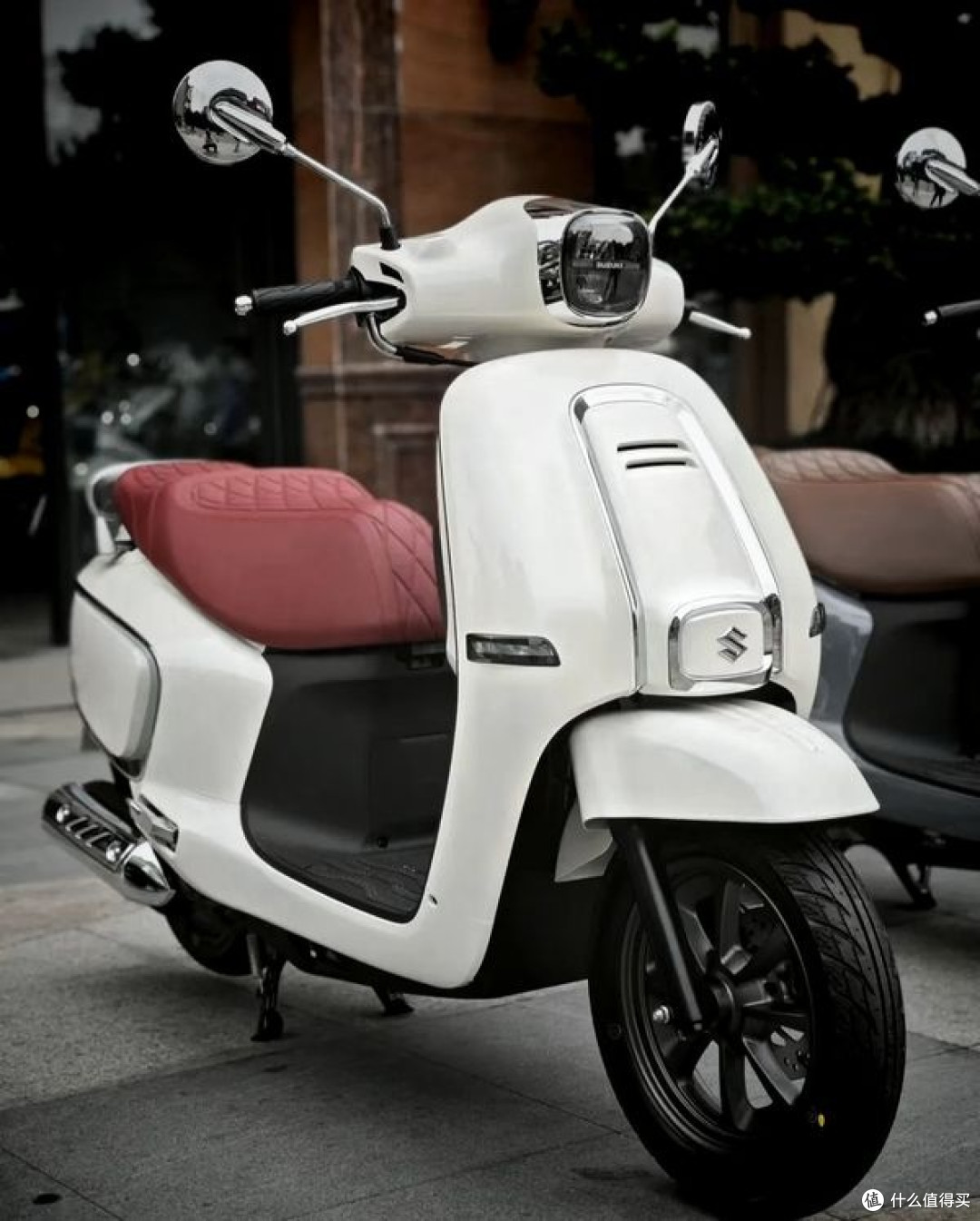 铃木扛不住了!新款 US125 加装 ABS,125cc 踏板内卷天花板来了