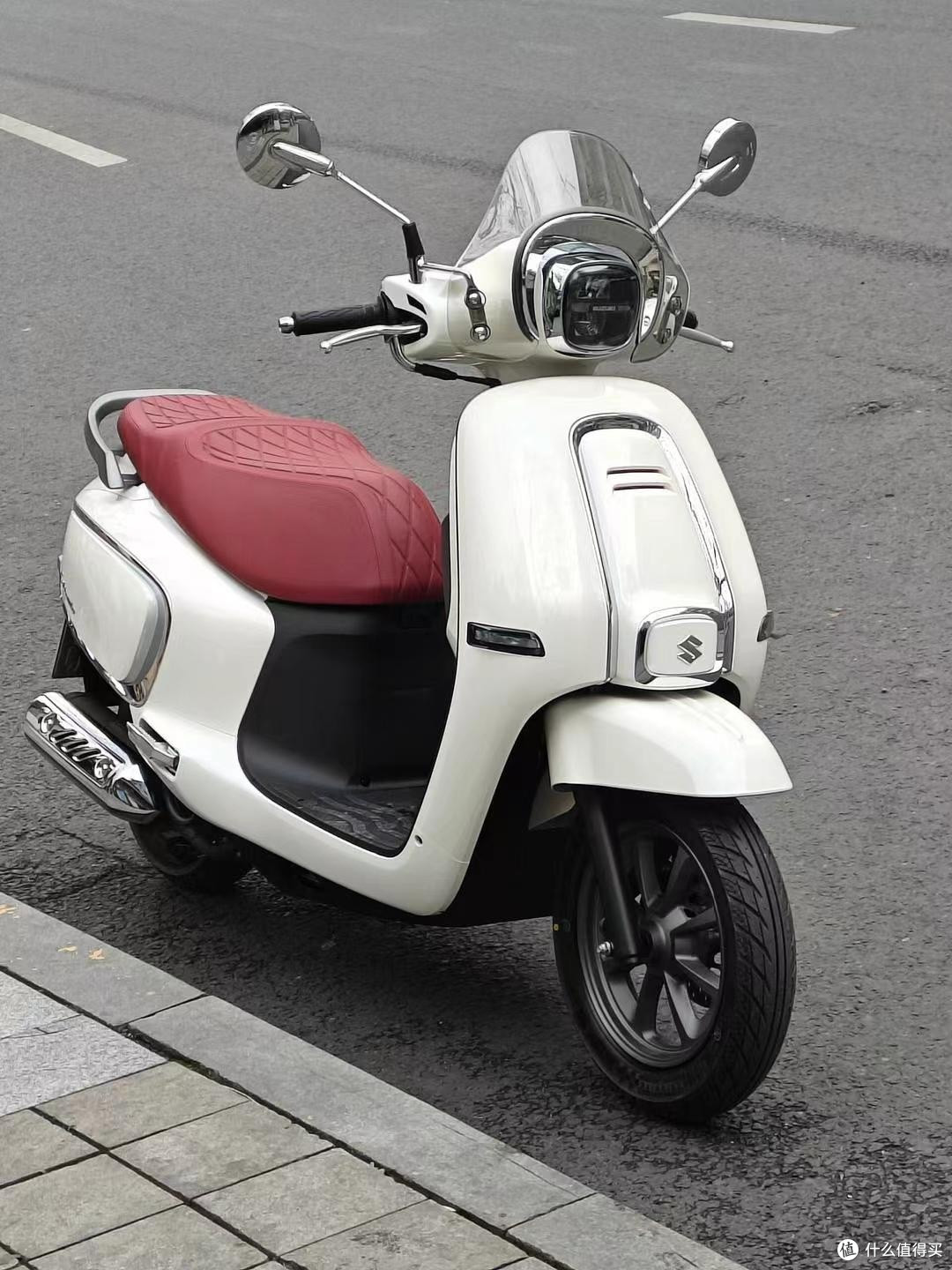 铃木扛不住了!新款 US125 加装 ABS,125cc 踏板内卷天花板来了