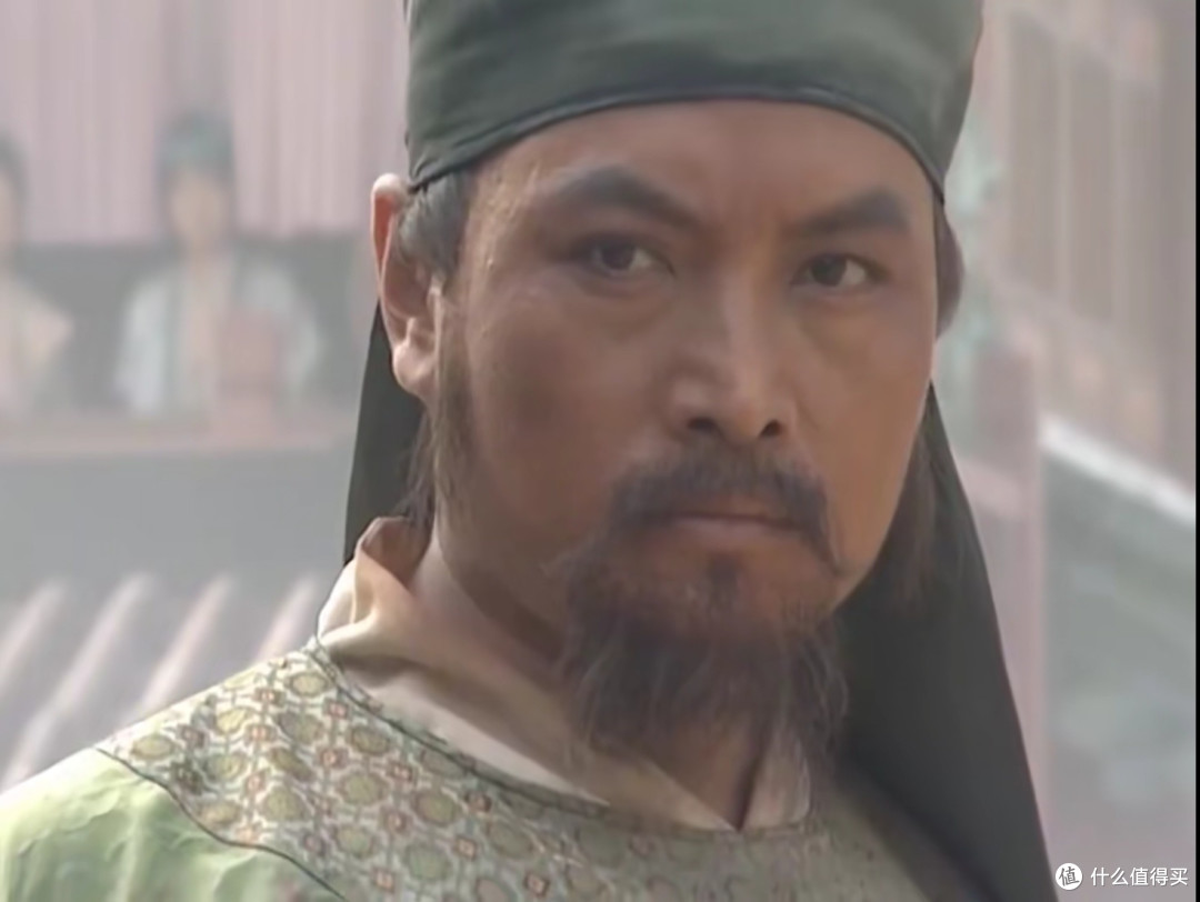 眼熟不？廖师傅？演员陈之辉，1998年，在央视版《水浒传》中饰演王进和杨雄。2006年，在《霍元甲》中饰演秦爷。直到2008年，在《叶问》中饰演廖师傅，才被观众熟知。