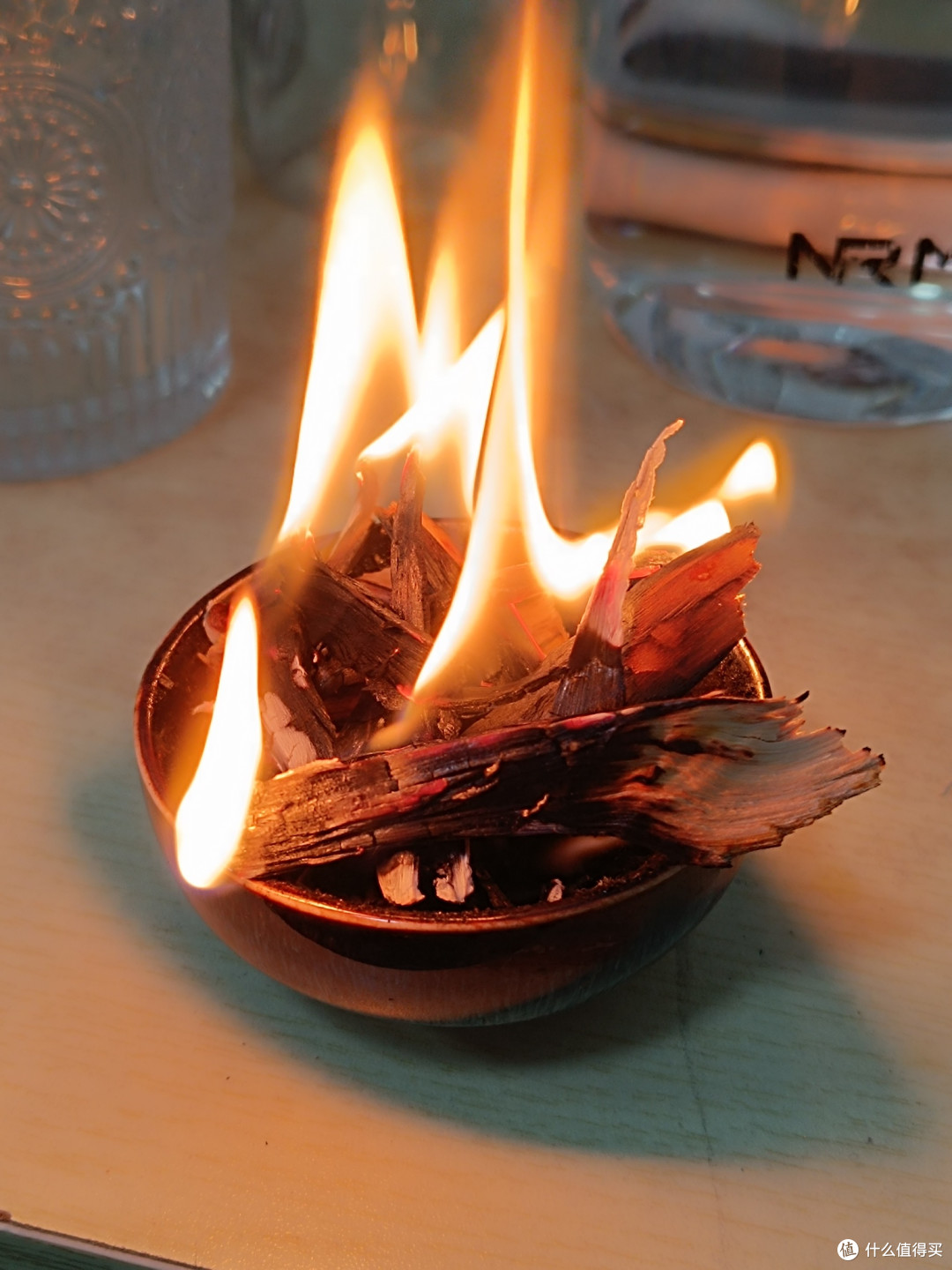 冷冷的天气来烤火，小瓷碗盛着一抹暖火