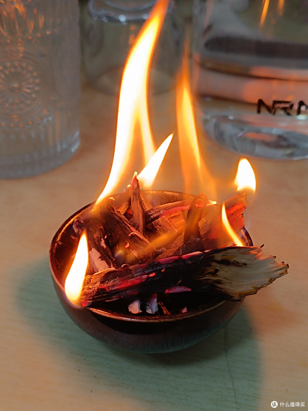 冷冷的天气来烤火，小瓷碗盛着一抹暖火