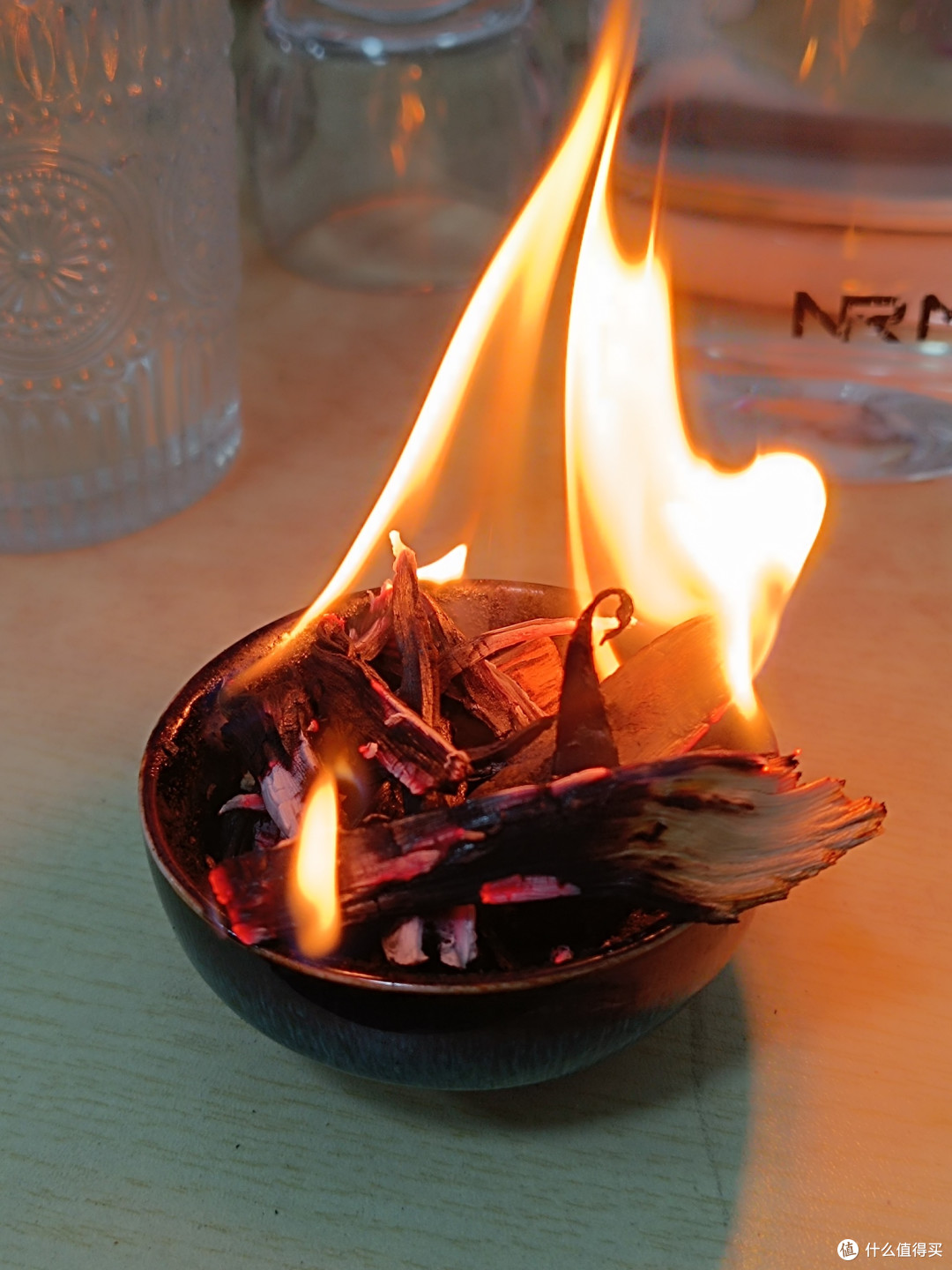 冷冷的天气来烤火，小瓷碗盛着一抹暖火