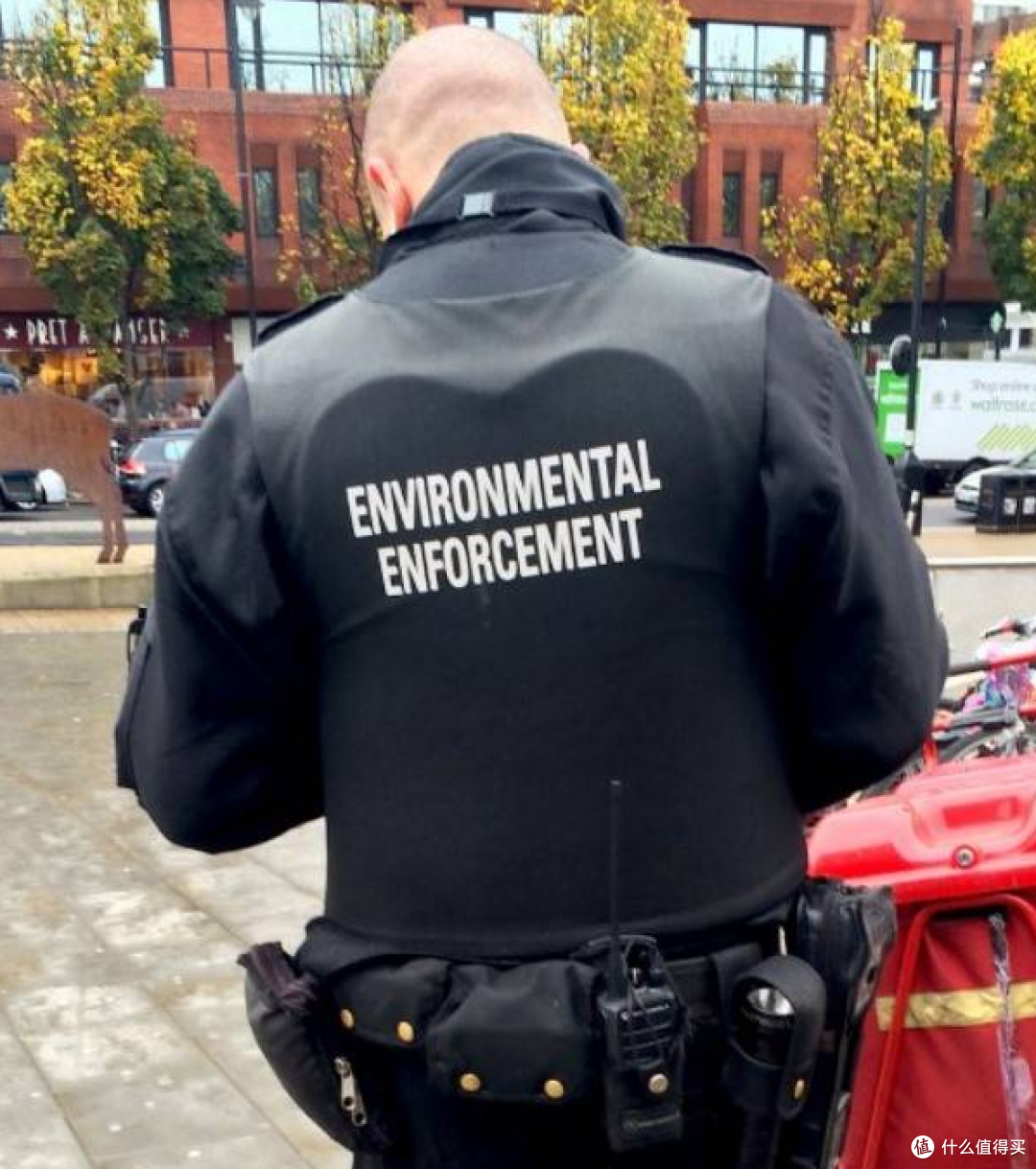 吐片树叶罚2300元?英国86岁老人的罚单,撕开环保执法的尴尬