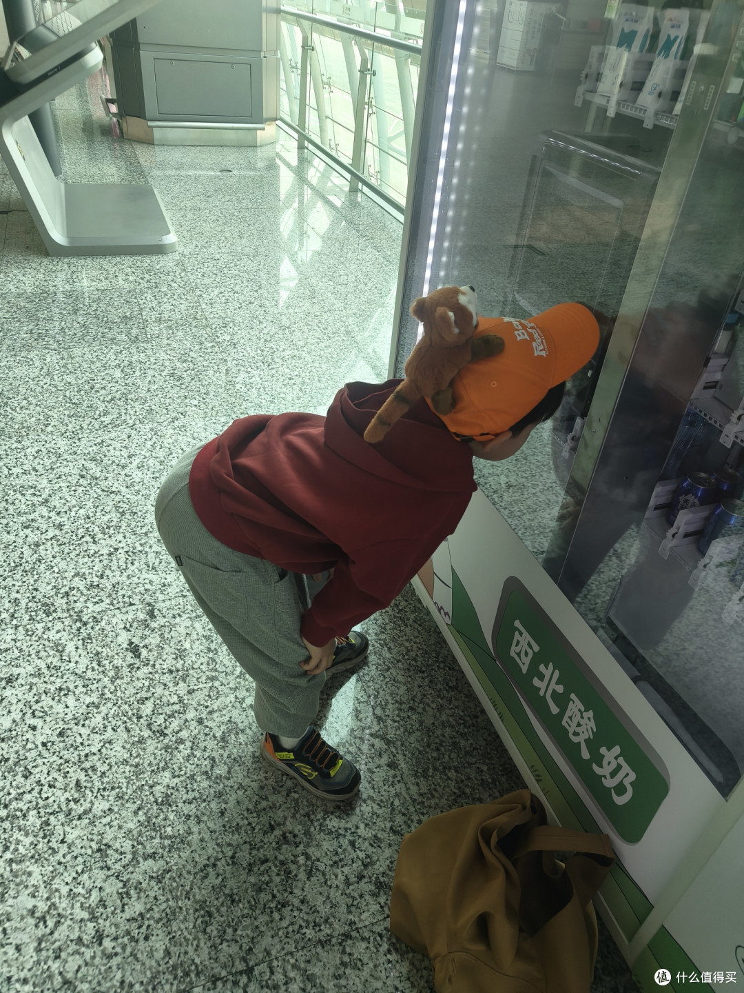 终于过了安检，买个酸奶休息一下吧