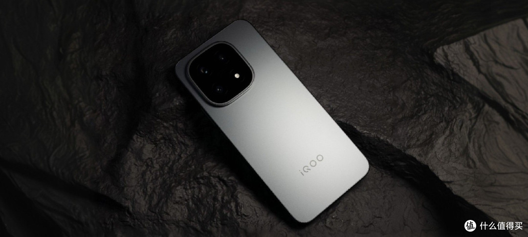 iQOO 15:极客特质与游戏体验