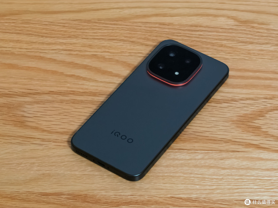 iQOO 15:极客特质与游戏体验