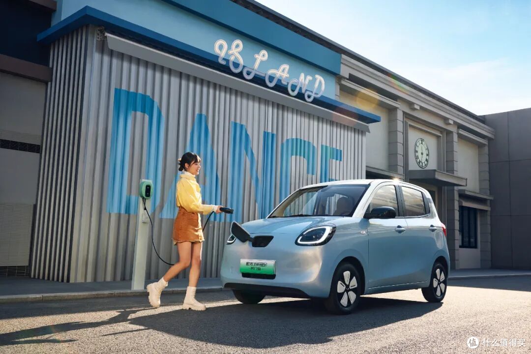 月销5.6万台的五菱宏光MINIEV出新款,年轻人第一台车闭眼入?