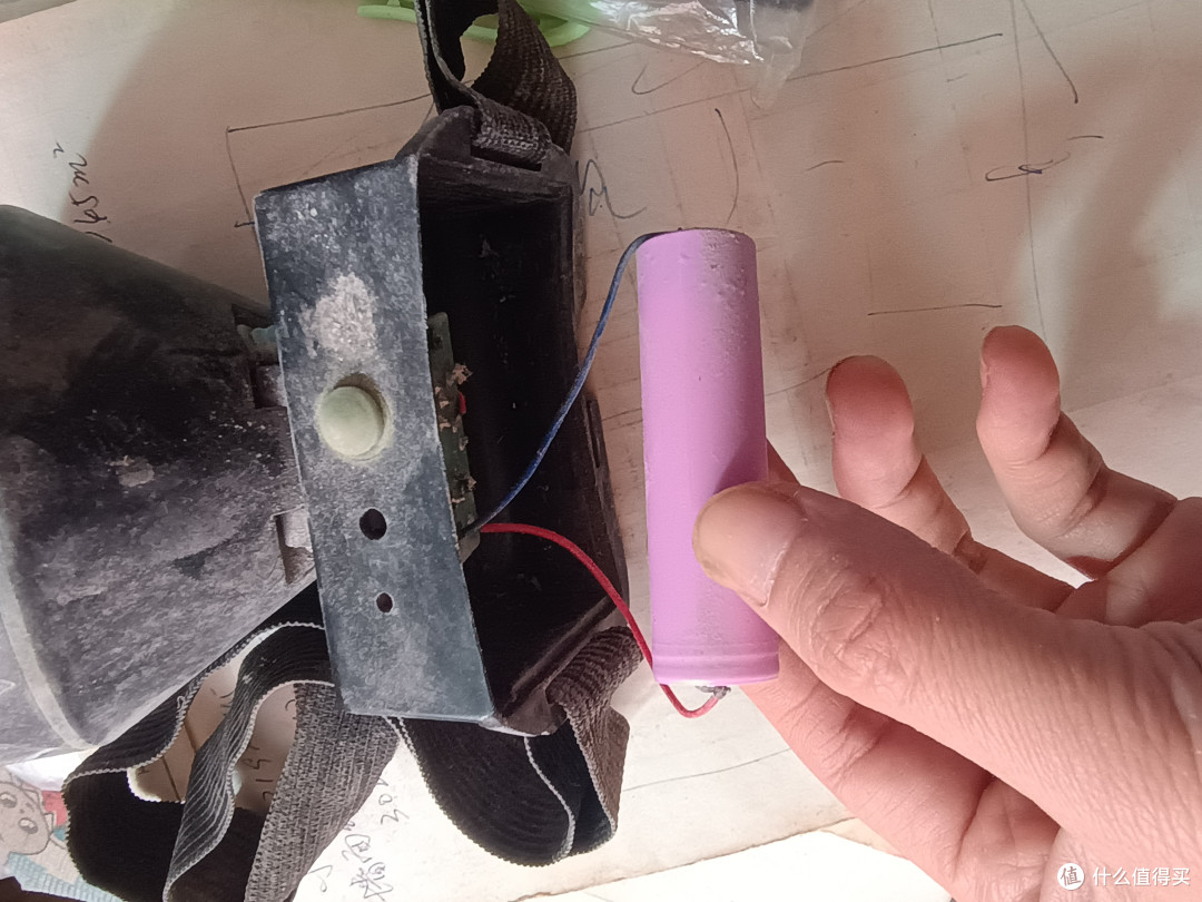 我那几个头灯都是导线直接焊在电池两极上的，点焊机只能点镍片铜片，导线能不能点是个问题，万一不能点我这200块不是白费了么，
