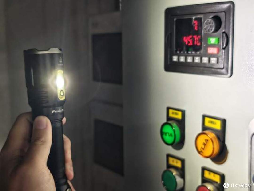 强光与多能兼具:Fenix TK25R手电