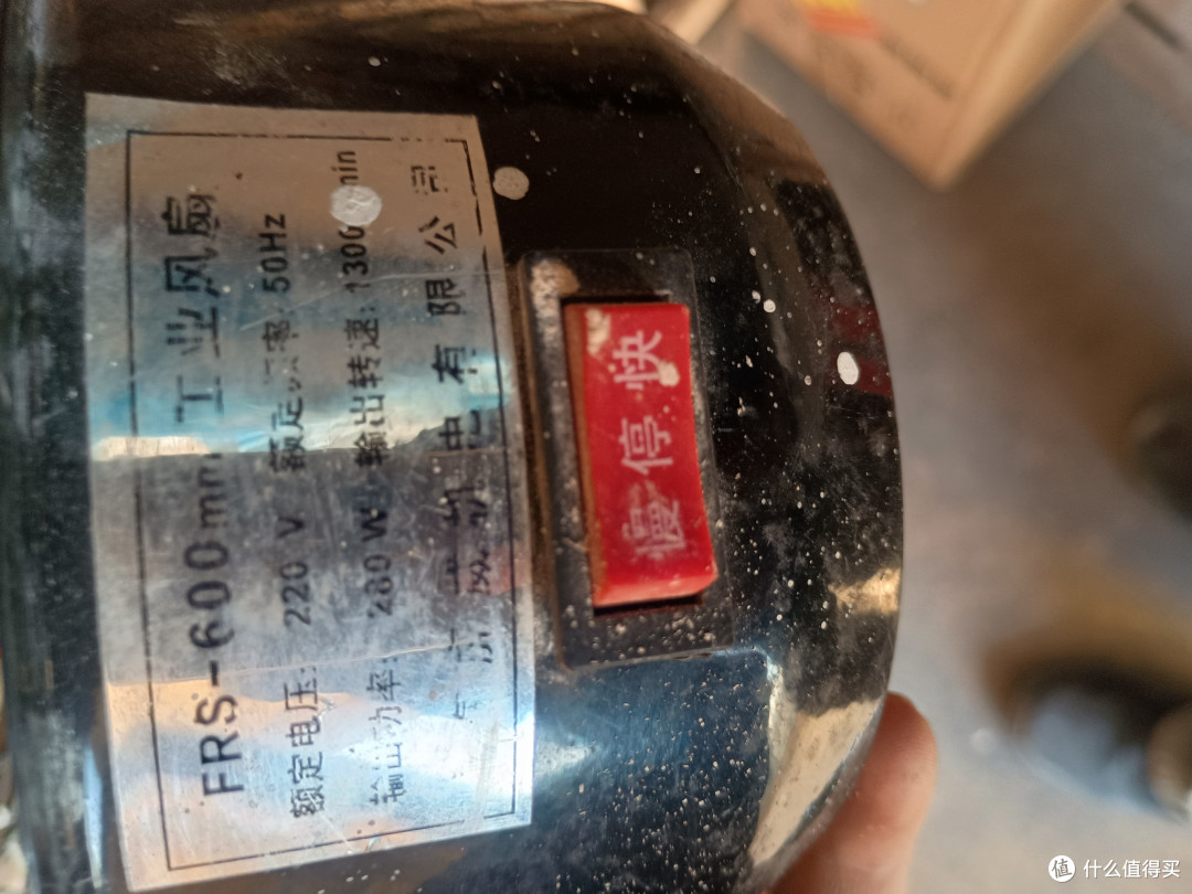 上一间仓库的房东的小舅子是干装修的，房子交到我手还有一堆东西没搬走，给了他一个半月时间清空，结果啥也没搬走，捡了个木工台和木工凳，以及一堆零碎，还包括这只坏鼓风机，通电不转那阵子我也忙得没空修