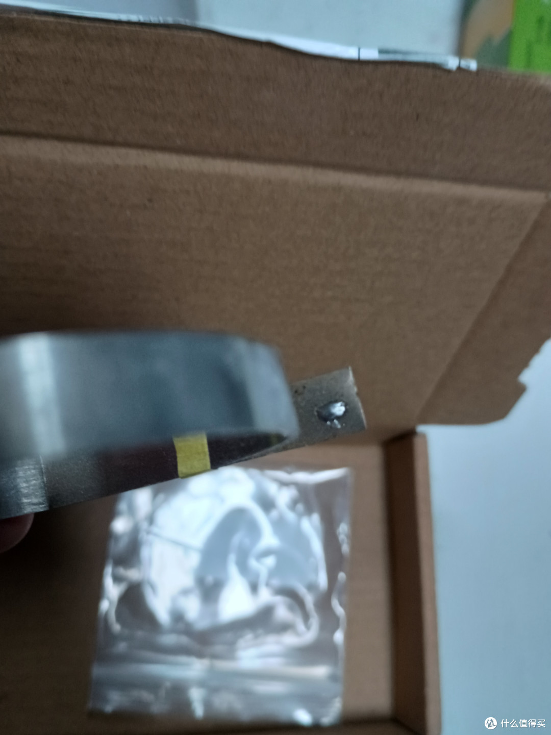 晚上6点以后不能施工，但是没有规定不能干别的活，继续劳动改造，把下午收到没来得及折腾的镍片拿出来，找一段废弃导线用烙铁化锡试了一下，虽然暂时不打算买点焊机了，我也要试一下之前的设想是不是可行，答案yes