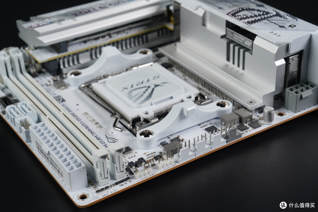 ROG STRIX B850-I GAMING WIFI7 W “迷你吹雪”开箱体验!