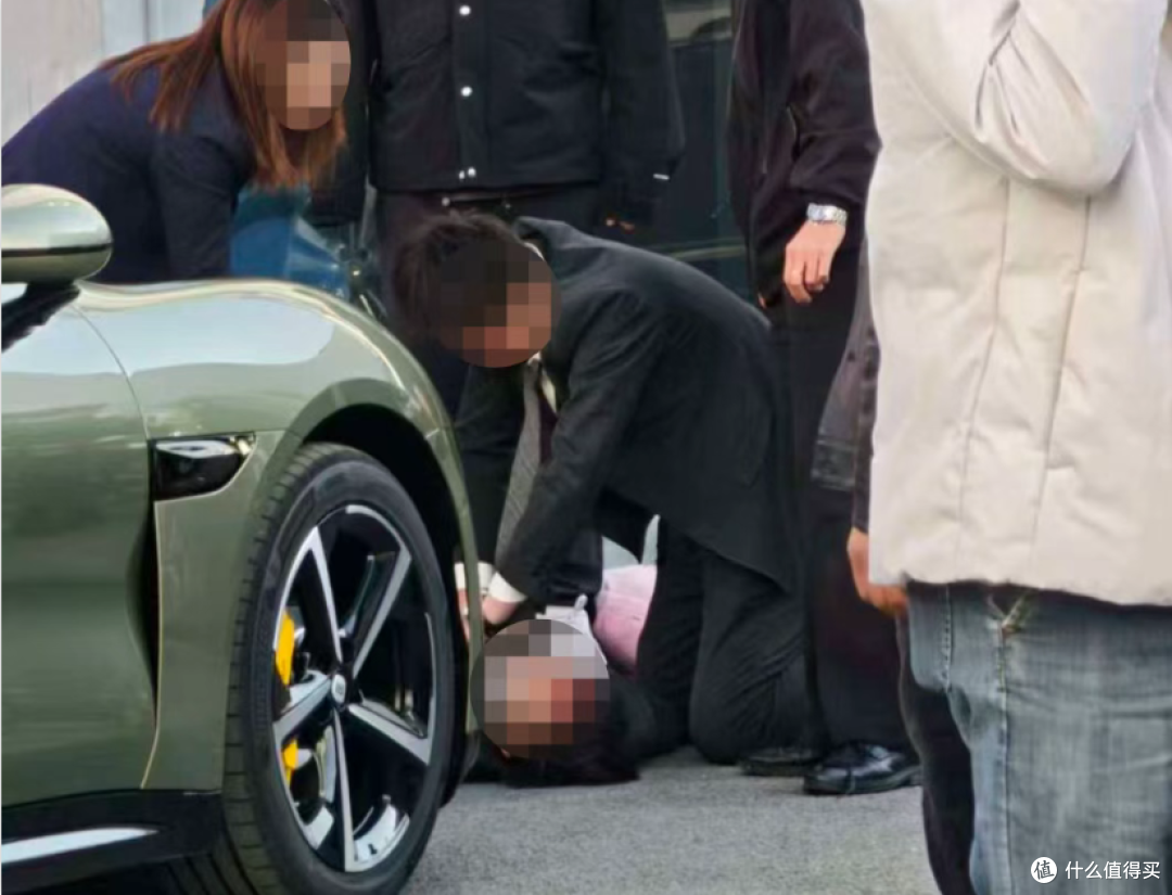小米车主刚提车就在交付中心撞人？突然瞬间加速，不处于智驾状态