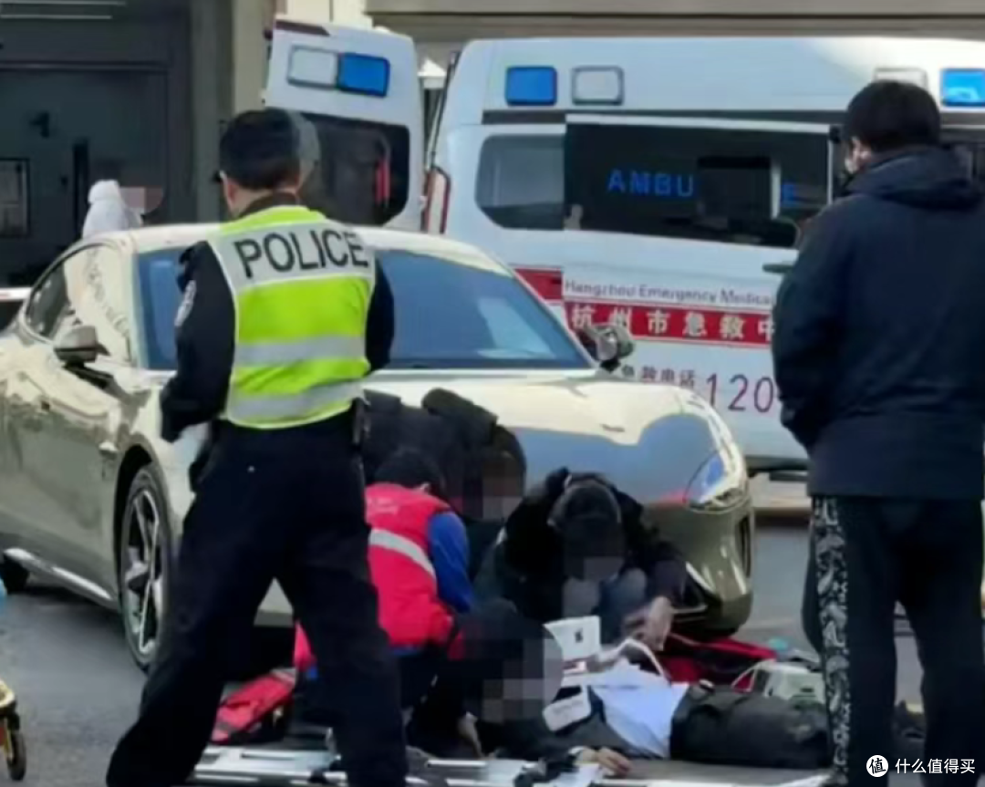 小米车主刚提车就在交付中心撞人？突然瞬间加速，不处于智驾状态