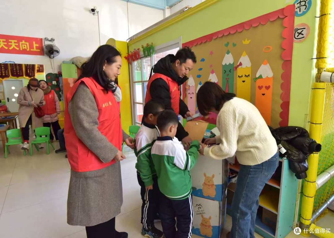 大家财险铁岭中支携手爱心团队走进校园 发放温暖包传递关爱力量