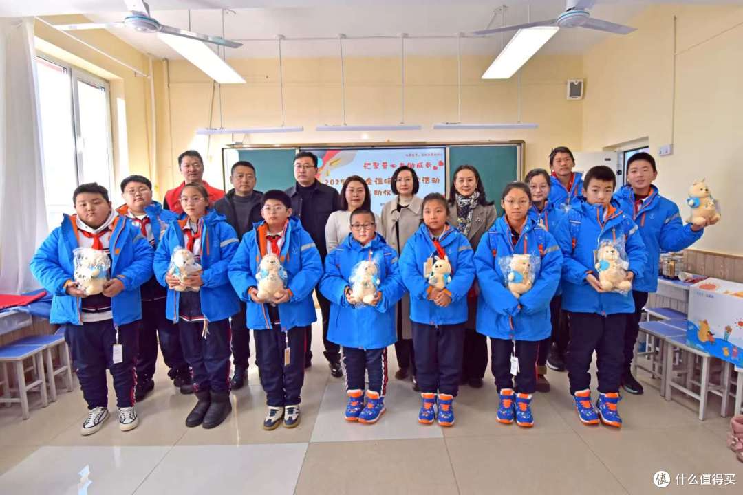 大家财险铁岭中支携手爱心团队走进校园 发放温暖包传递关爱力量