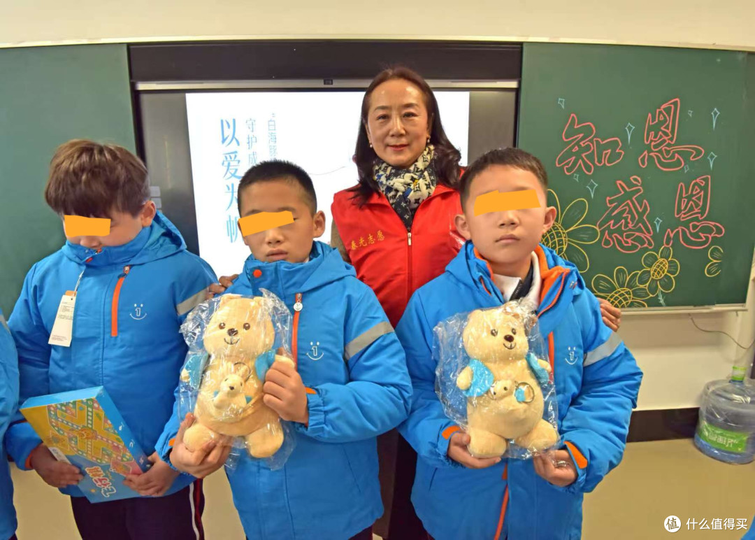 大家财险铁岭中支携手爱心团队走进校园 发放温暖包传递关爱力量