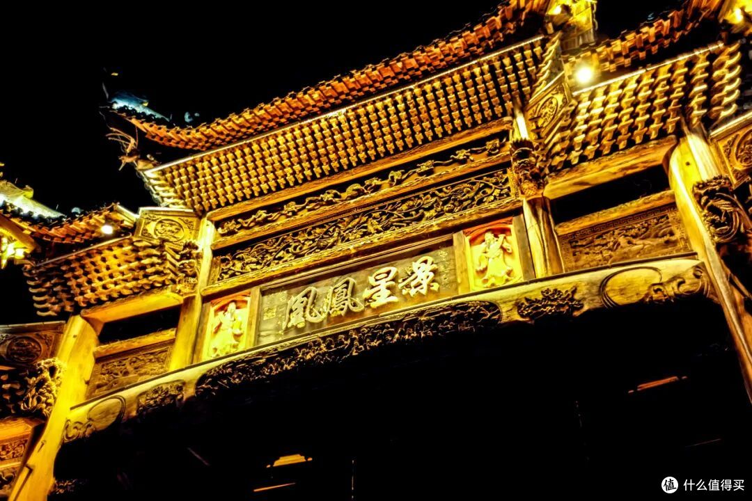 这个人少景美的避世小城,距离顶流度假地,只有一个火车站的距离