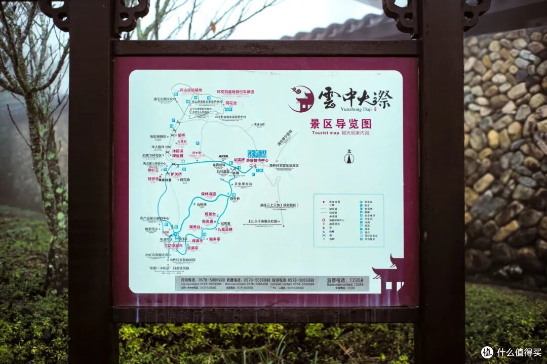 这个人少景美的避世小城,距离顶流度假地,只有一个火车站的距离