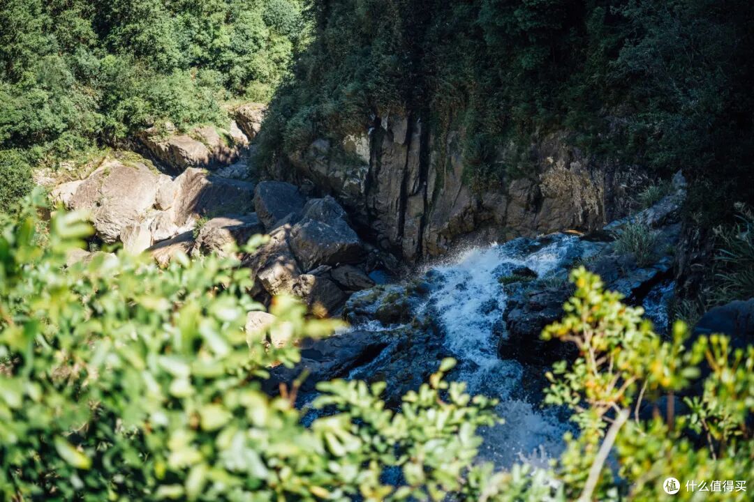 这个人少景美的避世小城,距离顶流度假地,只有一个火车站的距离