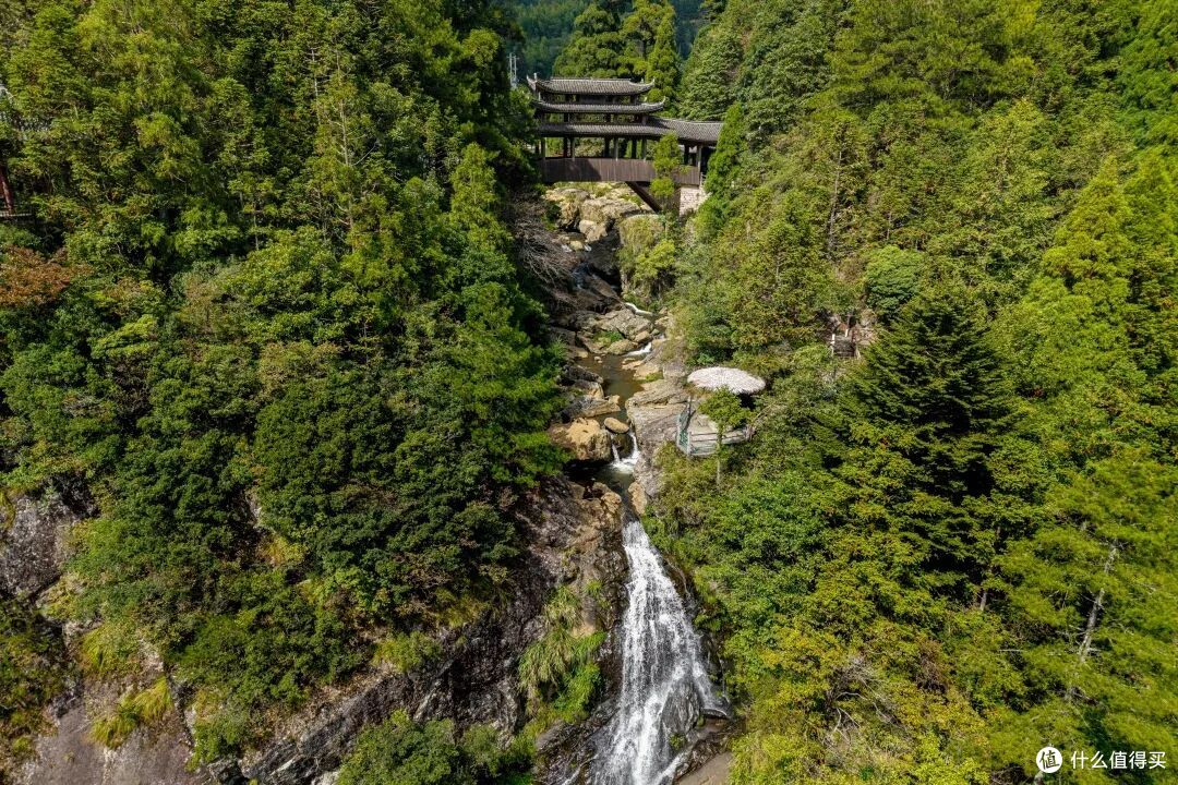 这个人少景美的避世小城,距离顶流度假地,只有一个火车站的距离