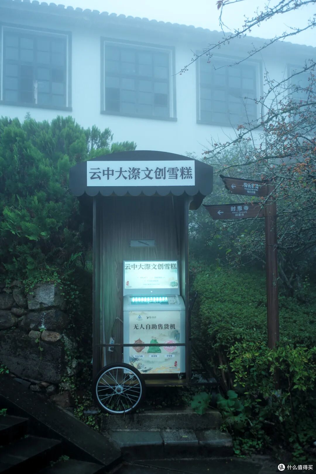 这个人少景美的避世小城,距离顶流度假地,只有一个火车站的距离