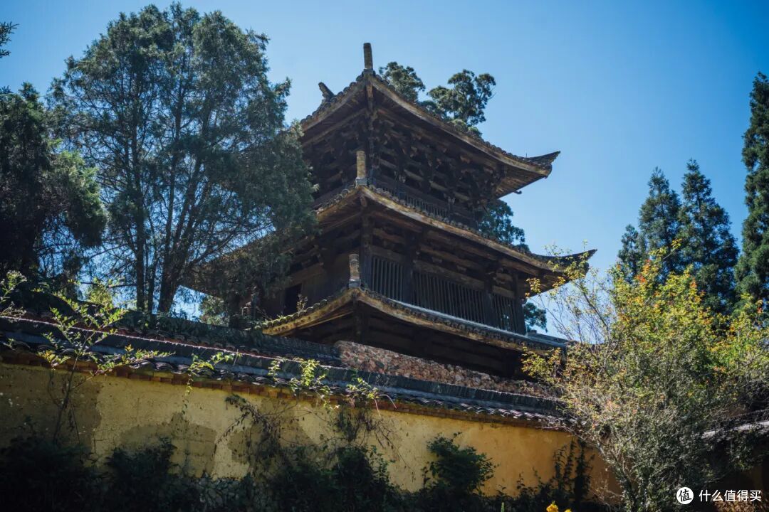 这个人少景美的避世小城,距离顶流度假地,只有一个火车站的距离