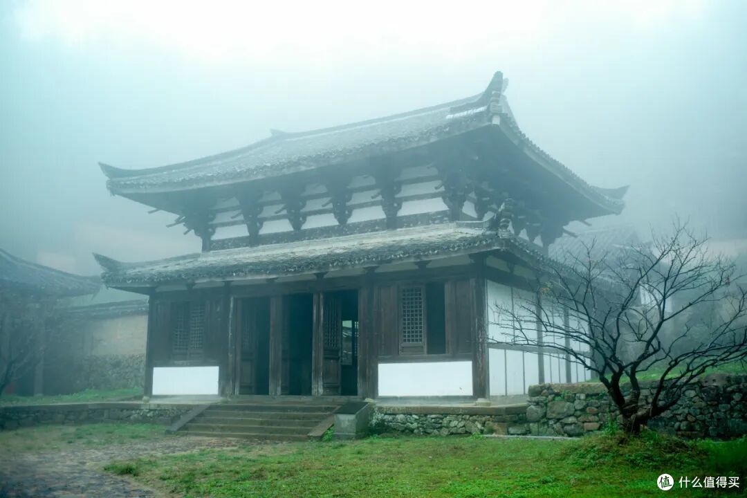 这个人少景美的避世小城,距离顶流度假地,只有一个火车站的距离