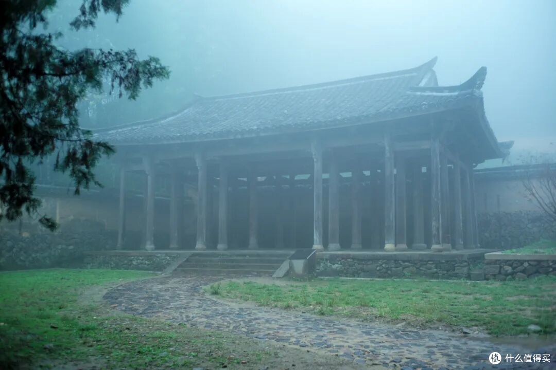这个人少景美的避世小城,距离顶流度假地,只有一个火车站的距离