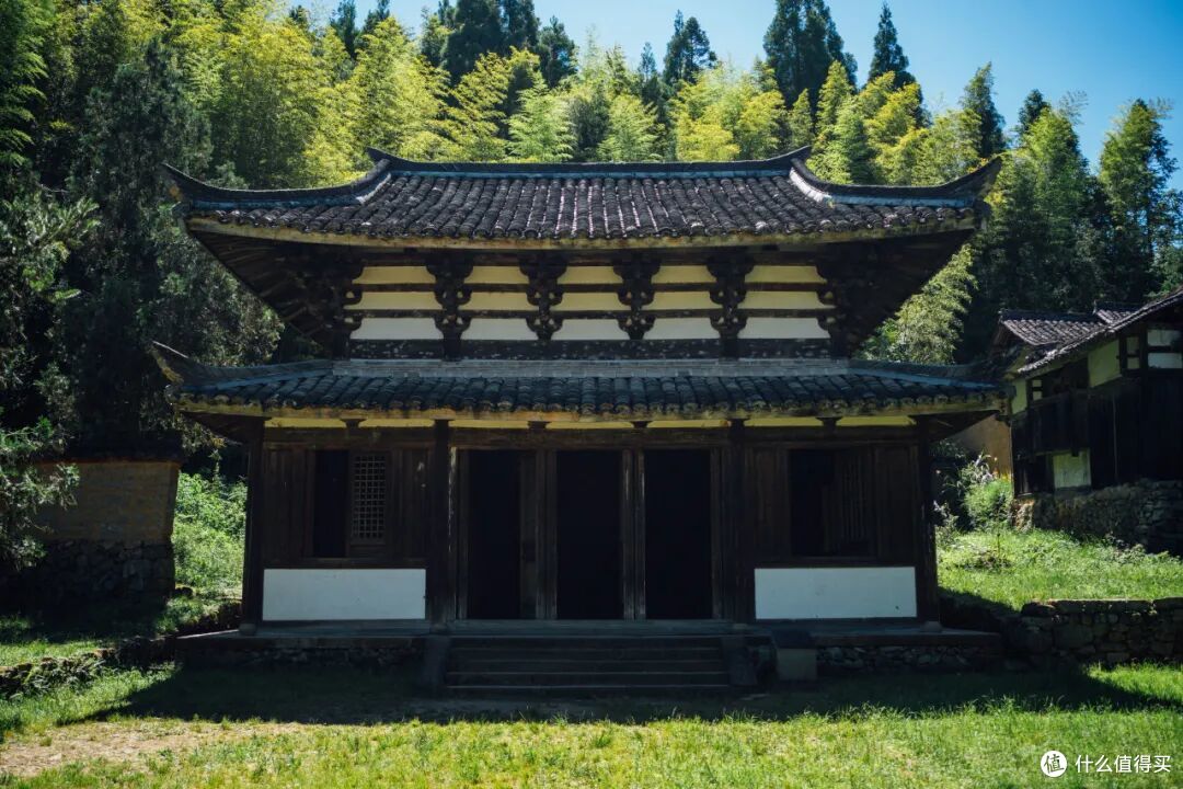 这个人少景美的避世小城,距离顶流度假地,只有一个火车站的距离
