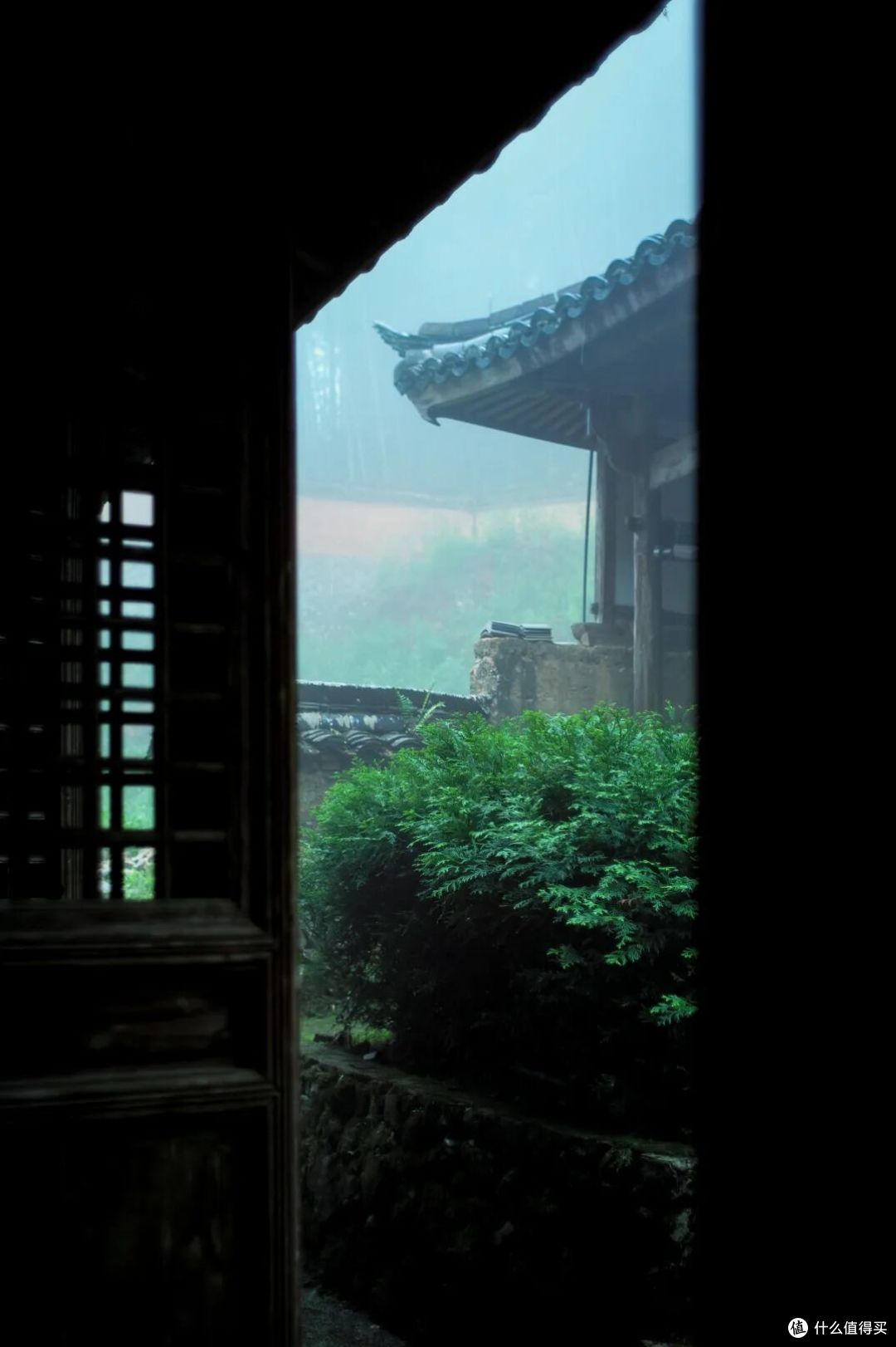 这个人少景美的避世小城,距离顶流度假地,只有一个火车站的距离