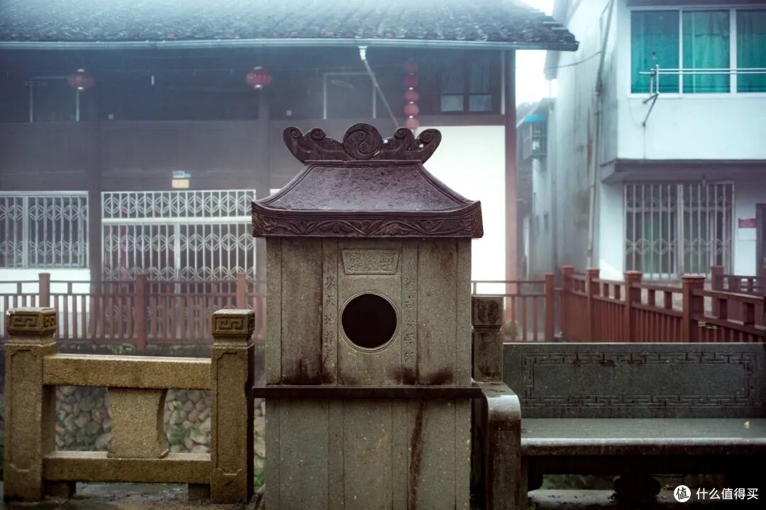 这个人少景美的避世小城,距离顶流度假地,只有一个火车站的距离