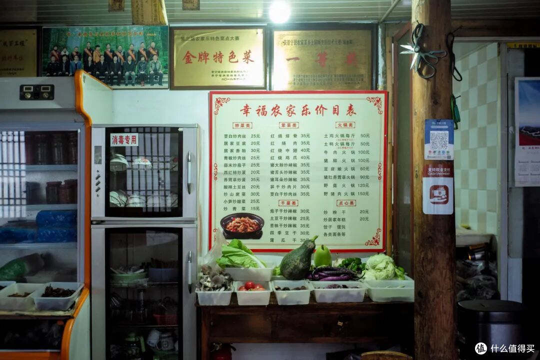 这个人少景美的避世小城,距离顶流度假地,只有一个火车站的距离