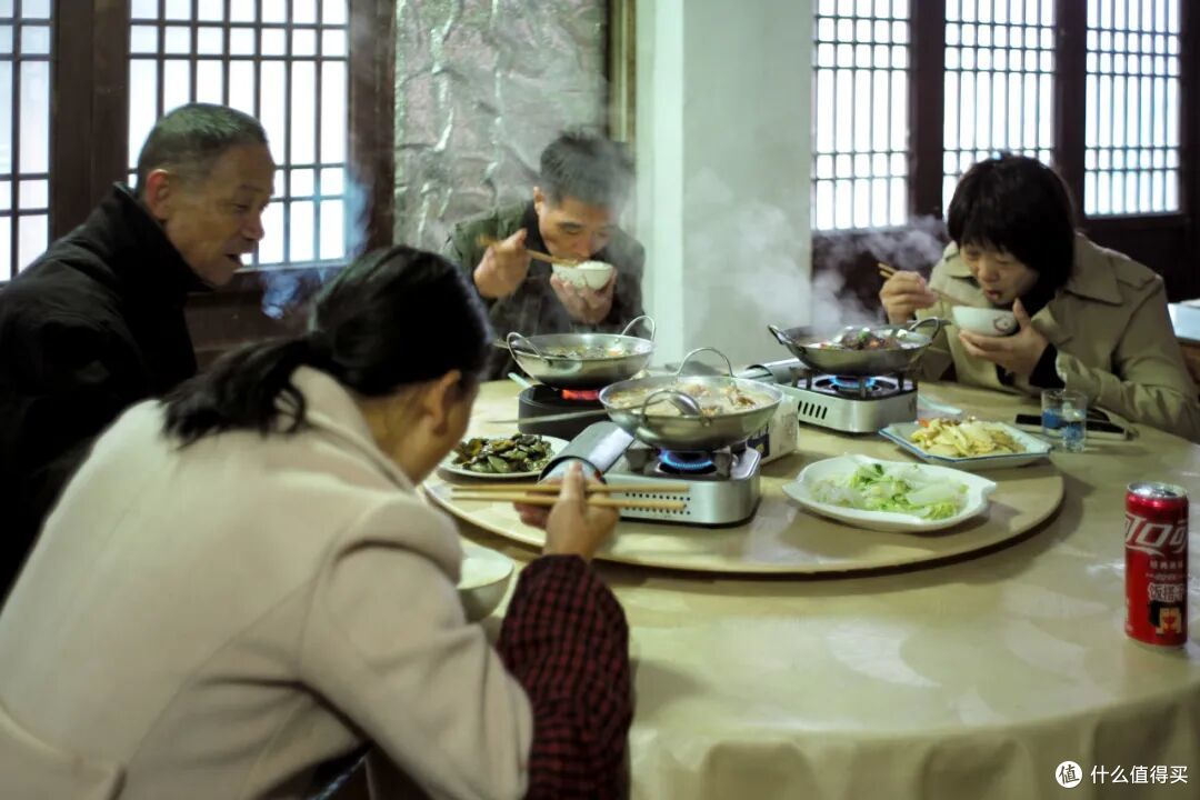 这个人少景美的避世小城,距离顶流度假地,只有一个火车站的距离