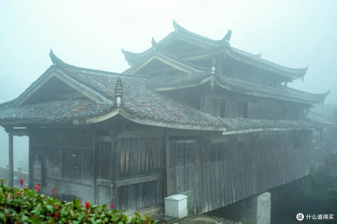 这个人少景美的避世小城,距离顶流度假地,只有一个火车站的距离