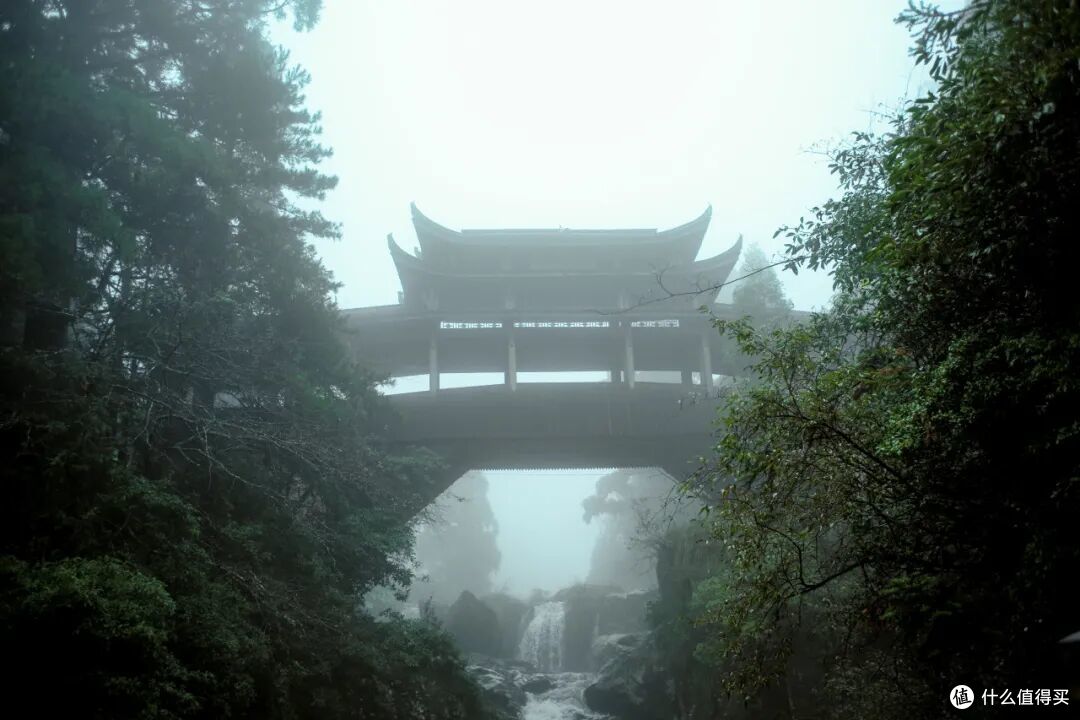 这个人少景美的避世小城,距离顶流度假地,只有一个火车站的距离